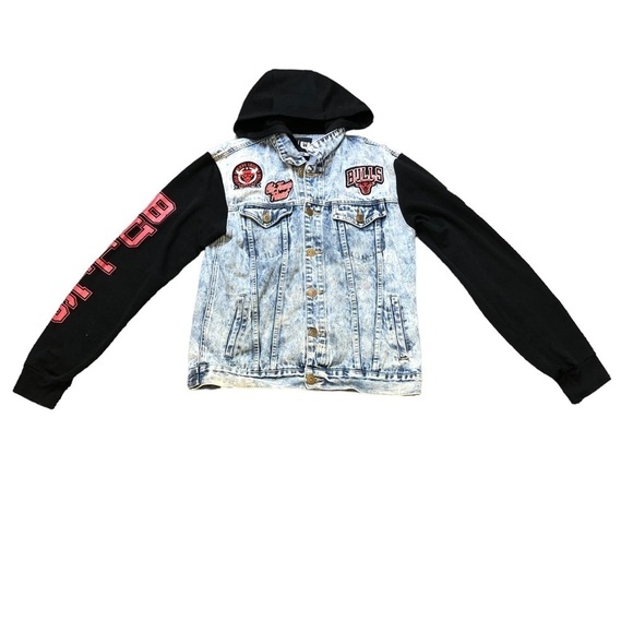NBA Chicago Bulls Button Front Hooded Denim Jacket w/ Cotton Sleeves, Medium - Picture 1 of 12
